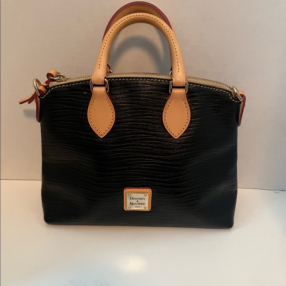 Dooney & Bourke purse Black/tan
10” L x 3 1/2” W and 8” tall Handles are 3” drop